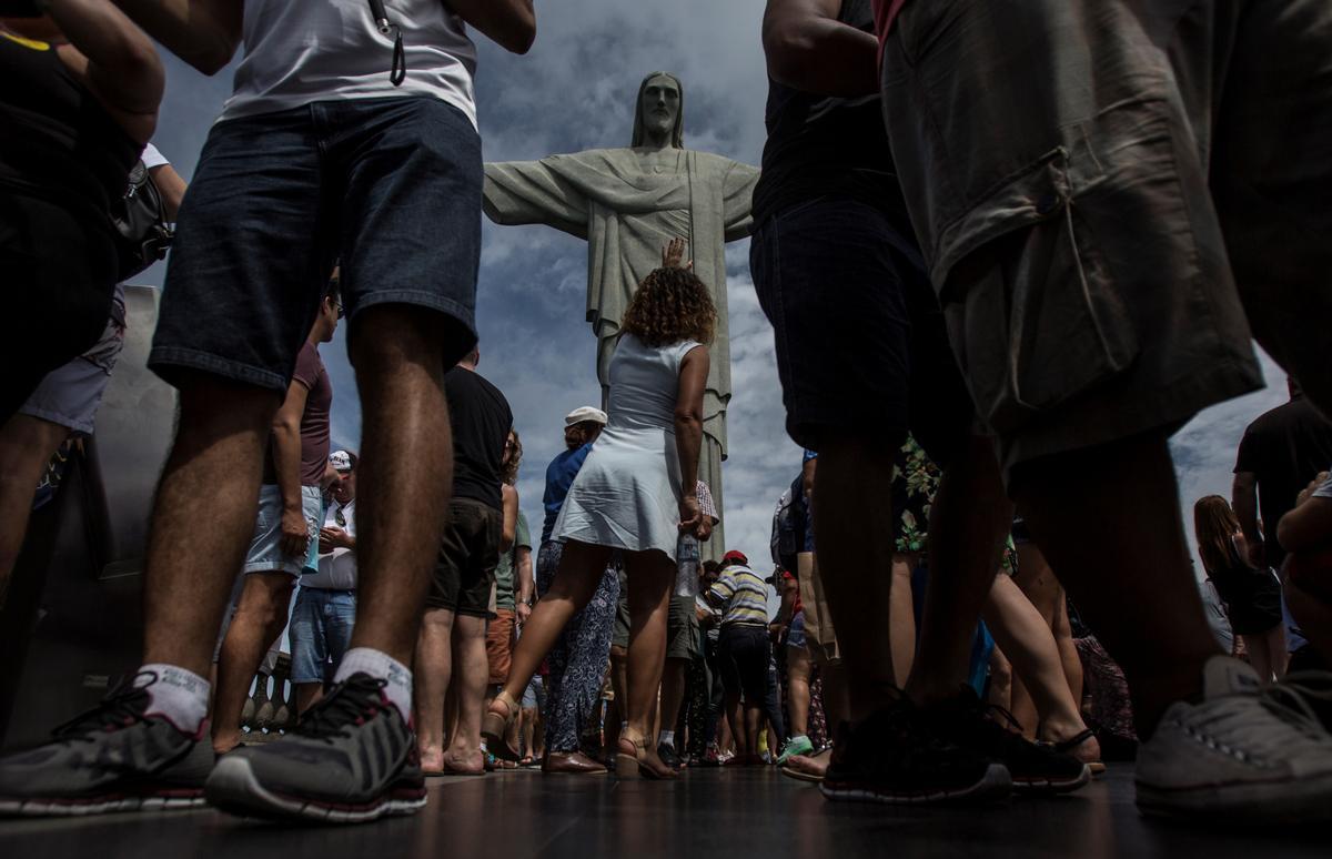 Fotografía de archivo fechada el 15 de marzo de 2017 que muestra varios turistas mientras visitan la estatua del Cristo Redentor..jpg