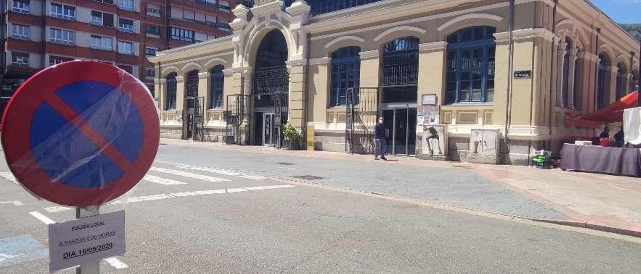 La plaza de abastos, con una señal de prohibido estacionar desde el pasado día 16.