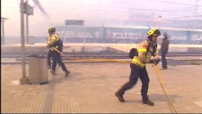 Un incendi forestal crema a tocar de l'estació de tren de Llançà