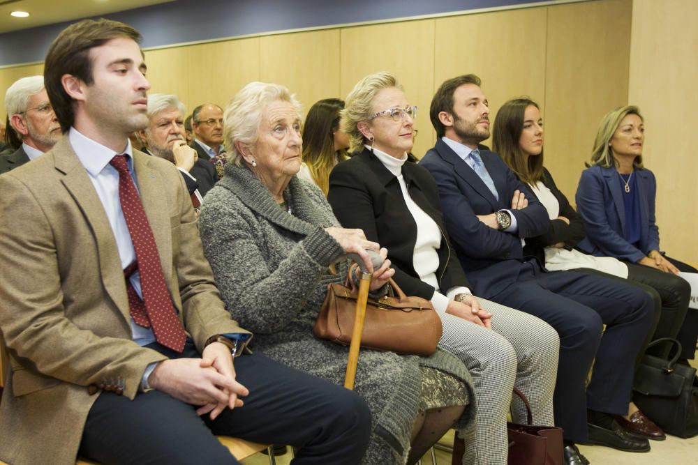 La mujer del homenajeado, sus hijos y su suegra