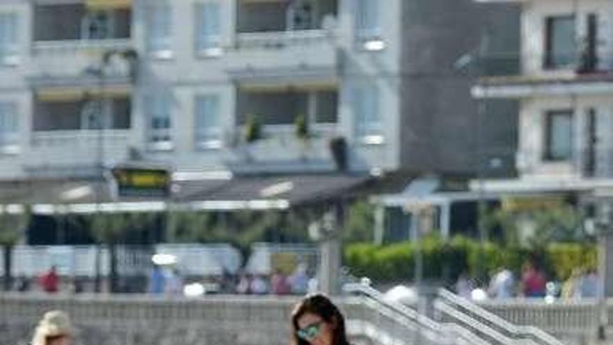 Turistas en la playa de Silgar en día festivo.  // FdV