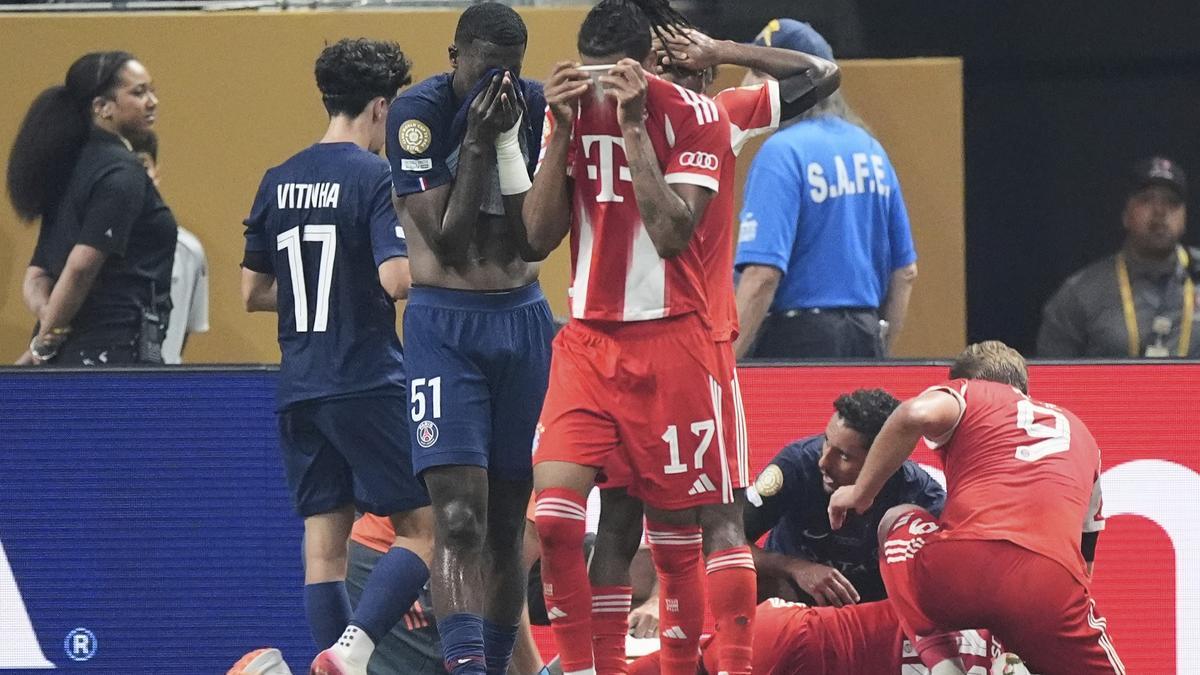 Pacho, el defensa del Paris SG, y Olise, el delantero del Bayern, asustados al comprobar la grave lesión de Musiala, que es atendido por los médicos del club bávaro.