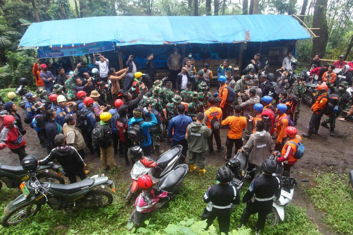 Búsqueda contrarreloj de 12 alpinistas desaparecidos tras la erupción del volcán Marapi, en Indonesia