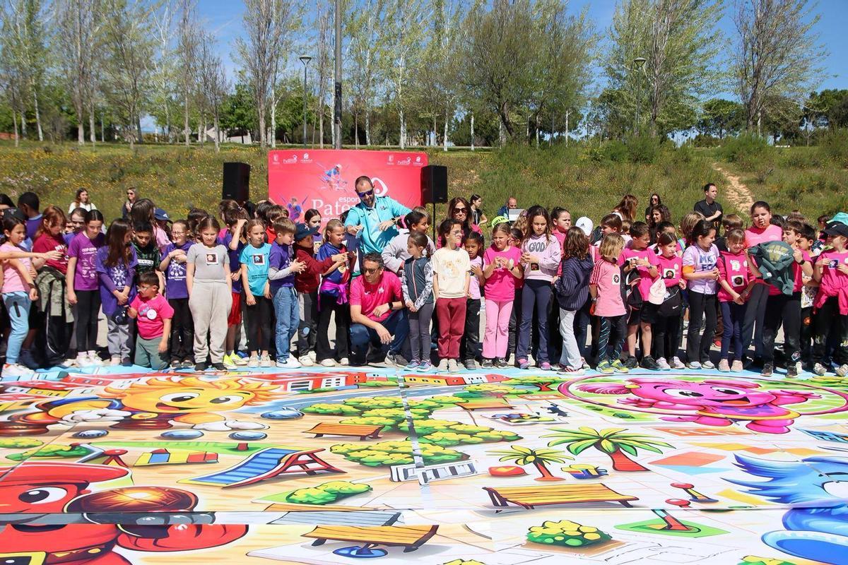Los escolares descubrieron un gran mural conmemorativo