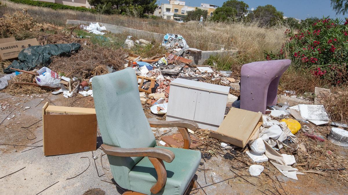 Vertidos ilegales de podas, enseres, escombros y basura en la vía pública