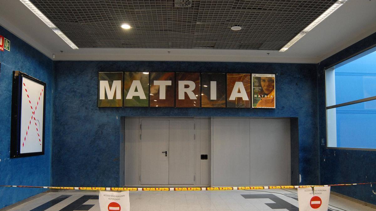 Entrada de los antiguos cines del Pontiñas, donde se instalará JYSK