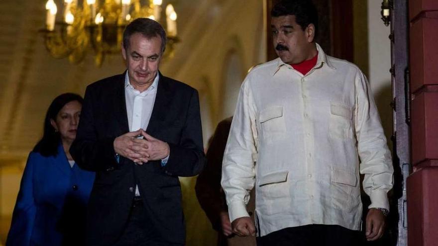 Maduro, con el expresidente Zapatero, que preside una de las cuatro mesas de diálogo. // Efe