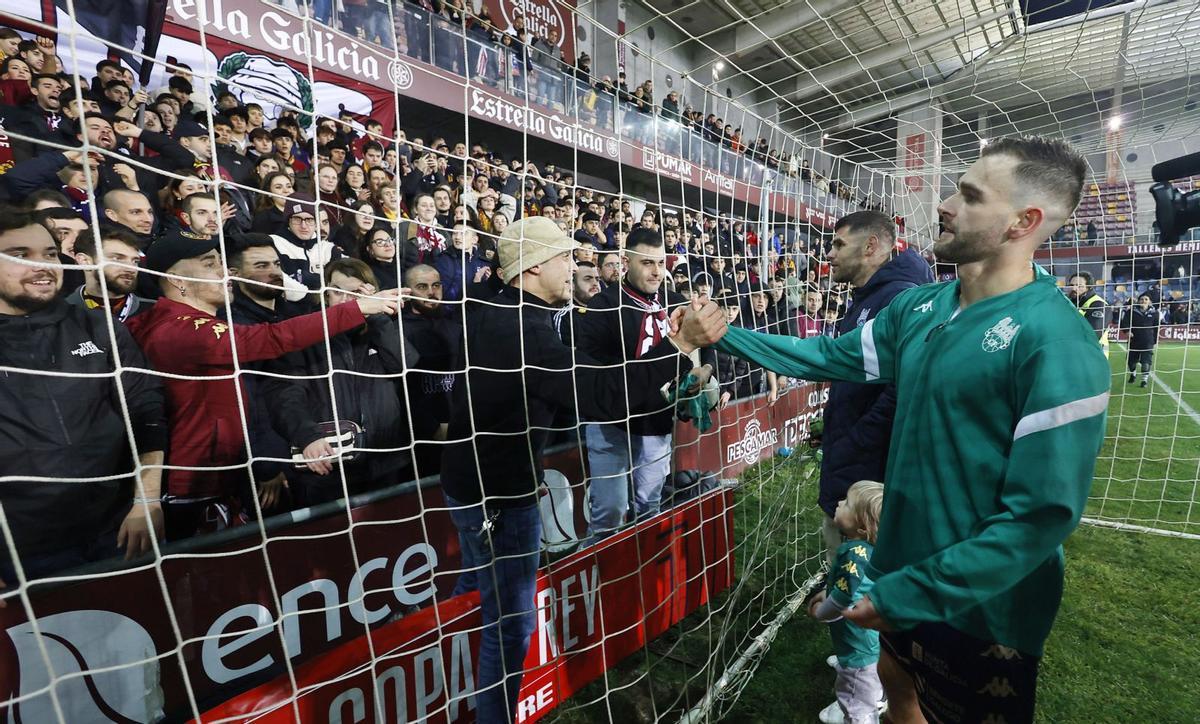 Los jugadores del Pontevedra se  
funden con la afición tras la  
derrota en Copa.
|  Gustavo Santos