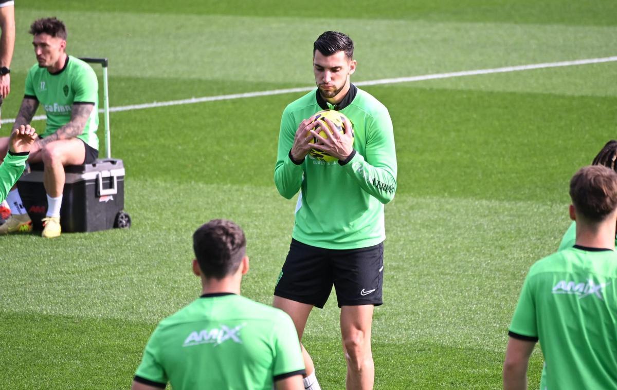 Rafa Mir coge un balón con las manos durante el entrenamiento de este miércoles.