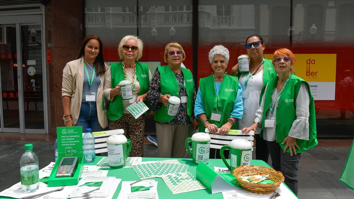 Voluntariado, en una campaña de cuestación de la Asociación Española Contra el Cáncer en Gran Canaria.