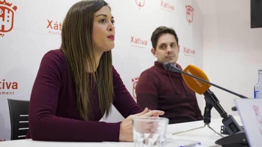 La concejal de Falles, María Beltrán, junto al presidente de la JLF, Jesús González, ayer.