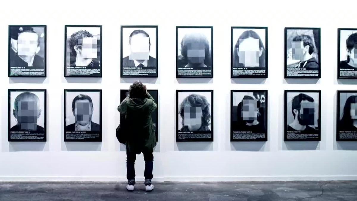 La galerista Helga de Alvear ha decidit retirar del seu estand la sèrie de 24 fotografies de Santiago Sierra titulada ’Presos Polítics a l’Espanya Contemporània’.