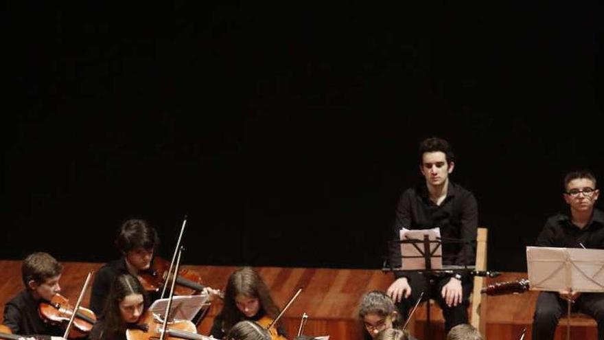 Alumnos del Conservatorio, ayer, durante el concierto de graduación.