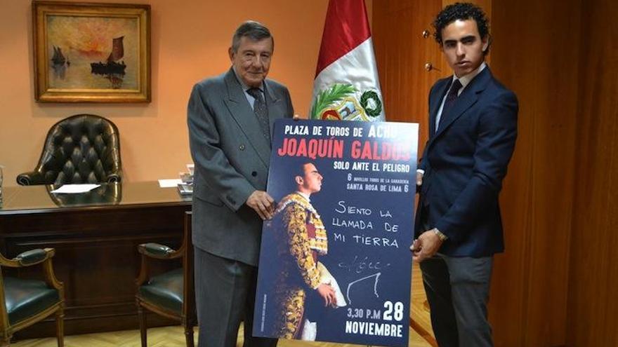 Galdós y el embajador peruano, con el cartel del festejo.