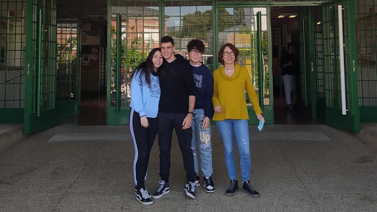 Los estudiantes Juliana Orús, Marc Planés y Ana Enrech, y la profesora Anabel Barrau, ganadores del EduCaixa Challenge 2022.