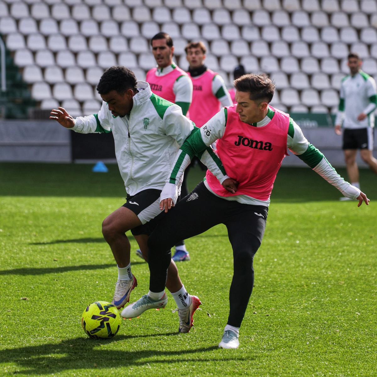 Adilson y Carracedo pugnan por el esférico durante un entrenamiento en El Arcángel.