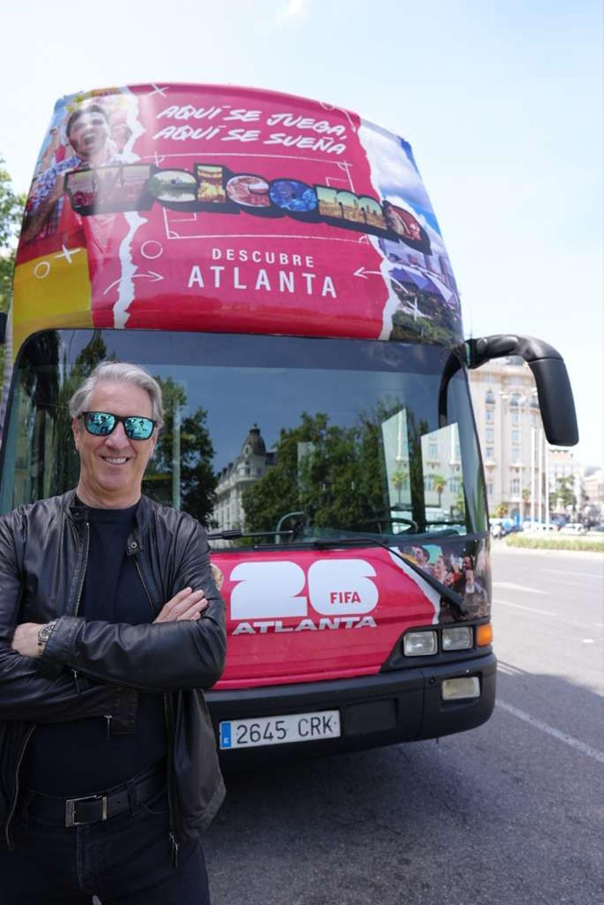 Andrew Wilson, enfrente del autobús customazido de la selección