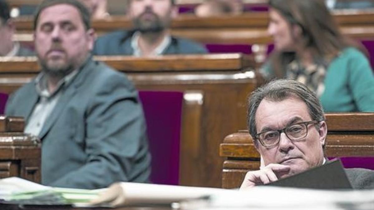 Oriol Junqueras y Artur Mas, ayer, en durante la celebración del pleno del Parlament, en Barcelona.
