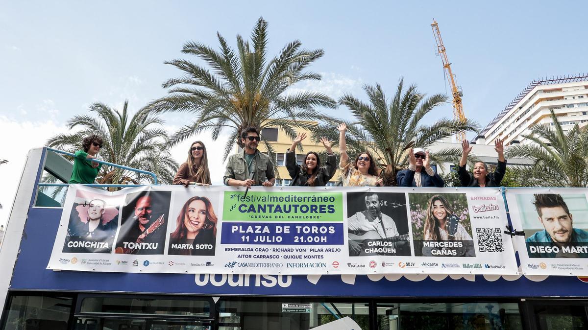 Los músicos han llegado subidos en un autobús turístico a modo promocional