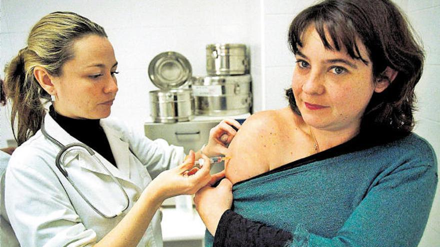 Una joven se vacuna de sarampión.