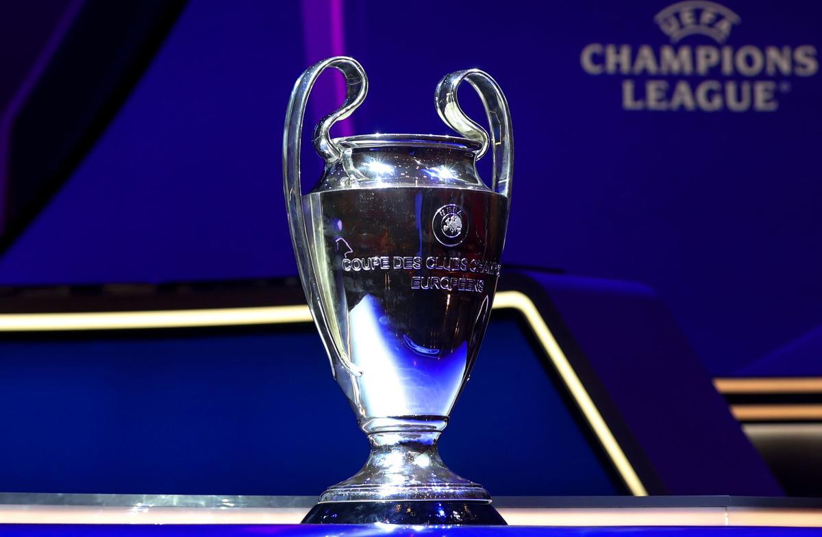 Istanbul (Turkey), 25/08/2022.- The trophy of the Champions League seen on the stage prior to the UEFA Champions League group stage draw 2022/23 in Istanbul, Turkey, 25 August 2022. (Liga de Campeones, Turquía, Estanbul) EFE/EPA/SEDAT SUNA. trofeo liga campeones