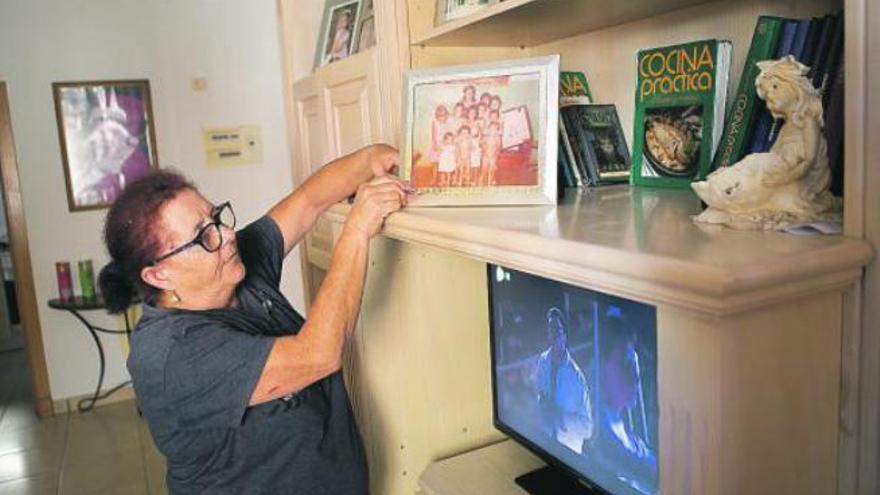 Josefa Hernández observa una fotografía familiar en su actual vivienda.