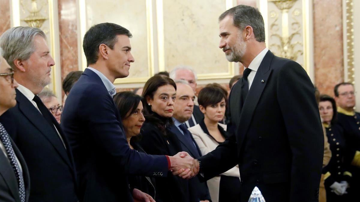 El Rey saluda a Pedro Sánchez, este martes, en la capilla ardiente del expresidente del Congreso Manuel Marín.