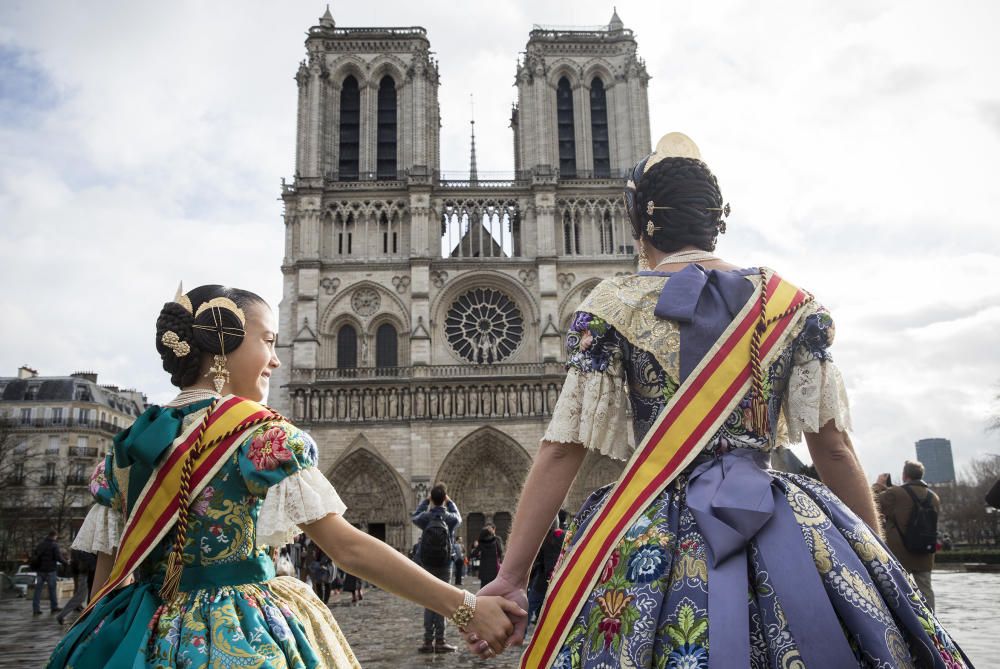 Las falleras mayores de 2016 en Notre Dame con motivo del Extra de Fallas de Levante-EMV