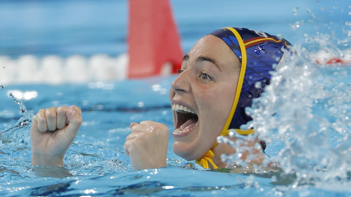 La waterpolista española Maica García Godoy celebrando tras ganar el oro en la final waterpolo femenino de los Juegos Olímpicos de París 2024