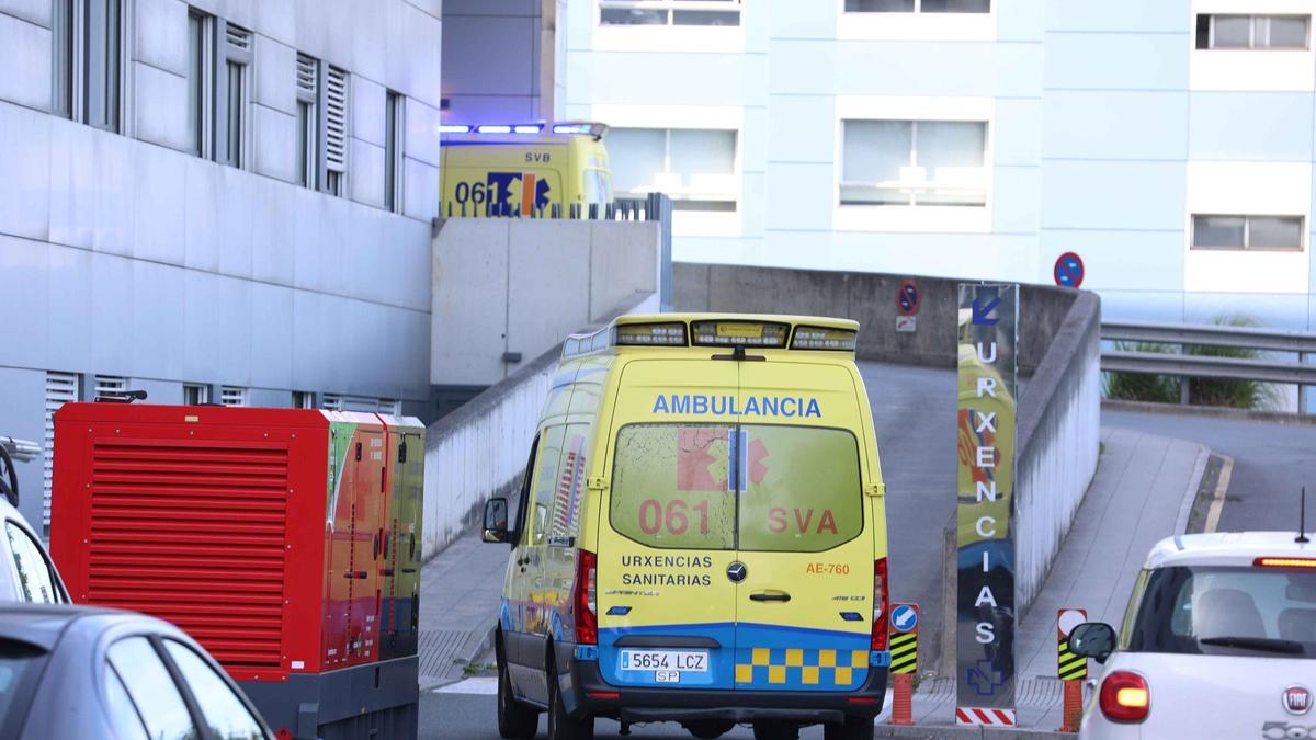 Un generador, en la tarde del lunes, frente a la rampa de acceso a las Urgencias del Hospital Universitario de A Coruña.