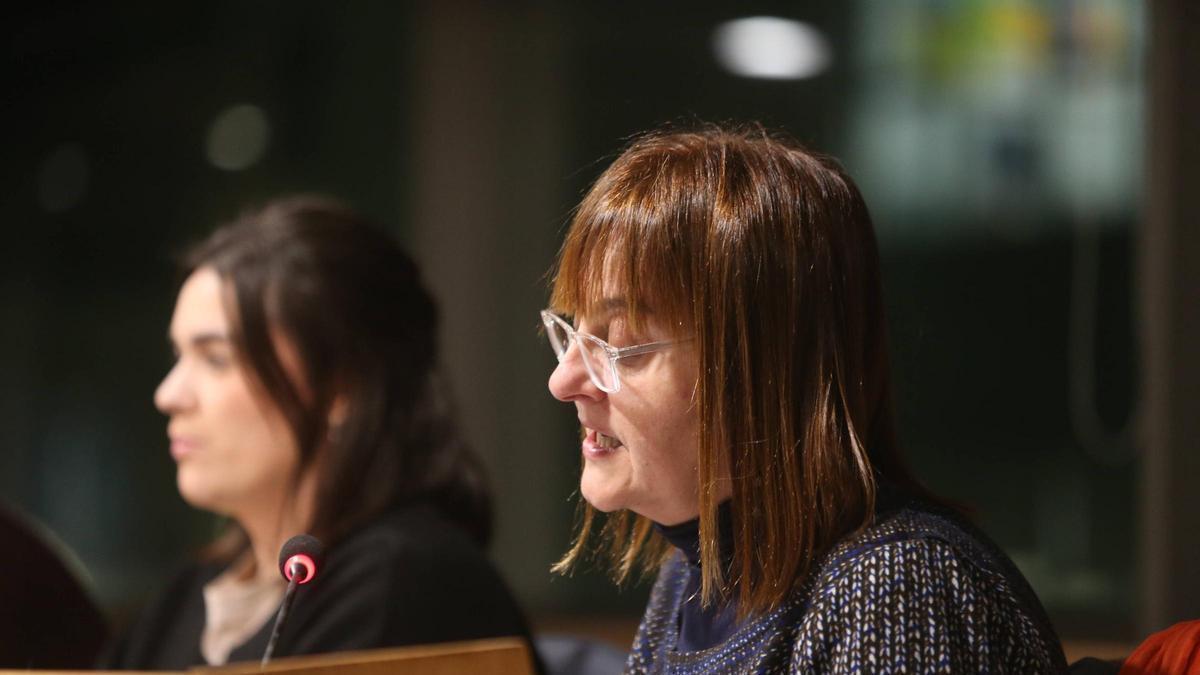 Lucía Docampo (derecha) en un pleno de Cangas.