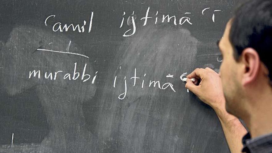 Sozialarbeiter heißt auf syrischem Arabisch, mit lateinischen Schriftzeichen geschrieben: &quot;murabbi ijtima&quot;.