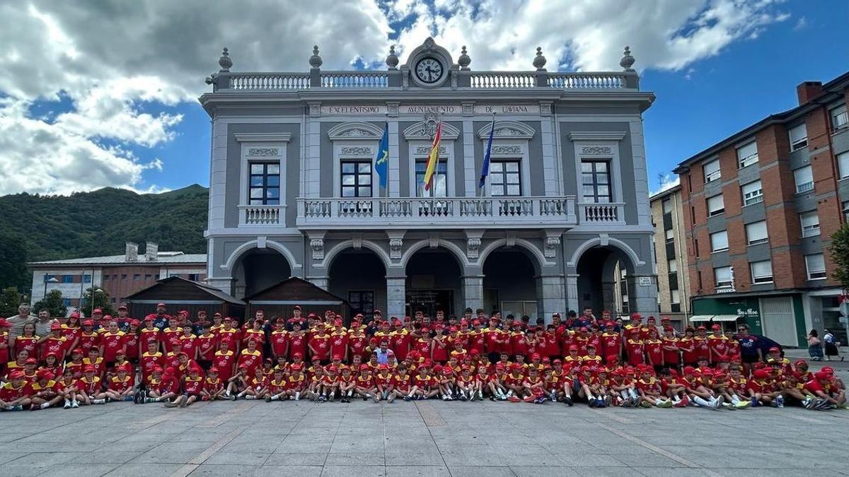 Los participantes en el campus de Roberto Canella, delante del recientemente restaurado Ayuntamiento de Laviana.
