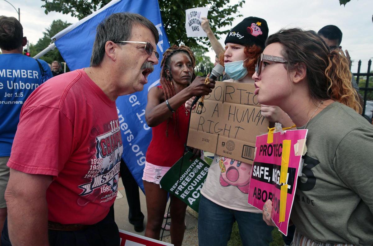 Un antiabortista y una defensora del derecho debaten en el exterior de una clínica de Planned Parenthood en Missouri.