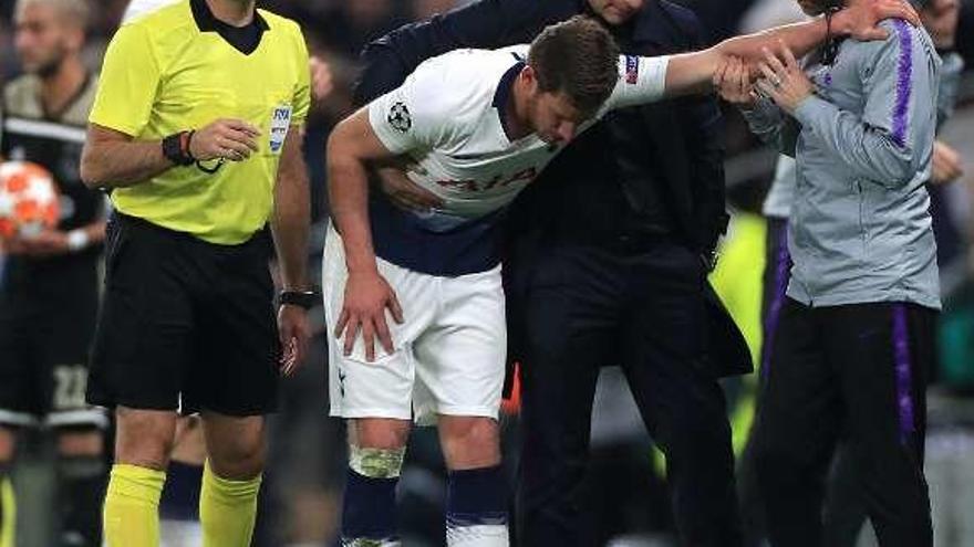 Pocchetino sostiene al mareado Vertonghen ante Mateu. // Mike Egenton