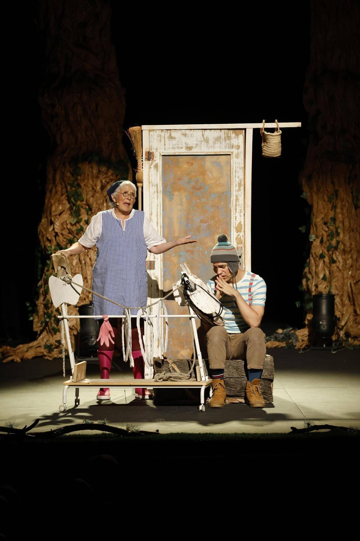 Girona. Teatre Municipal. Inauguracio 26a edicio del FITAG Festival Internacional de Teatre Amateur de Girona. Obra inaugural: Dins el bosc, de la companyia Quart Paradis.