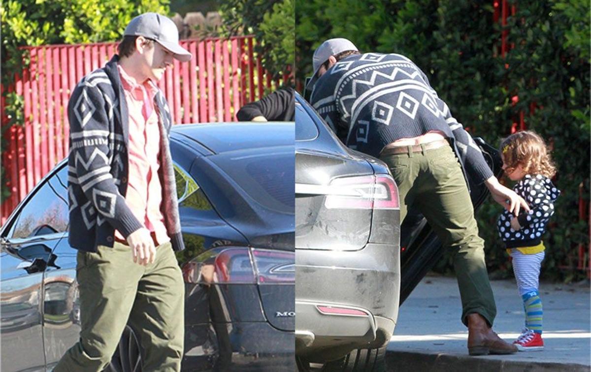 Ashton Kutcher junto a su hija Wyatt enseñando la hucha