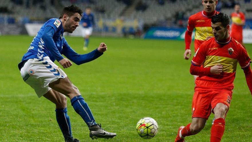 Johannesson centra, ante dos defensas del Elche