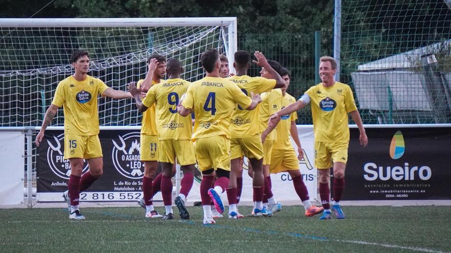 Jugadores del Pontevedra celebrando el primer gol anotado al Estradense el pasado sábado.