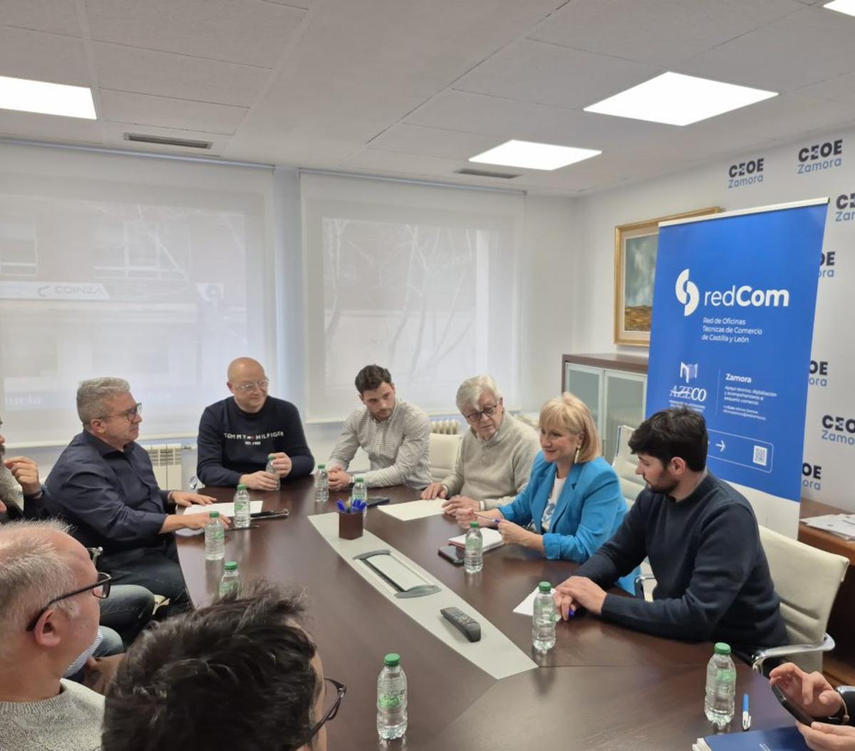 Leticia García, junto a José María Esbec y los empresarios.