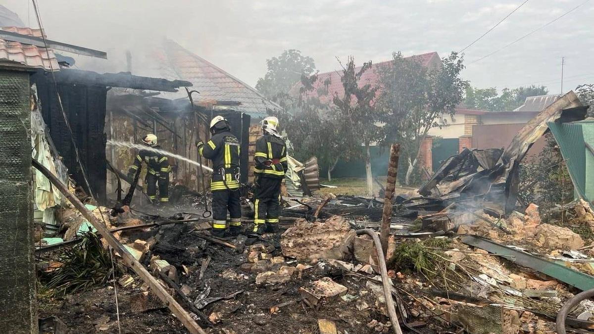 Dos bomberos trabajan en un edificio de Kiev alcanzado por drones rusos.