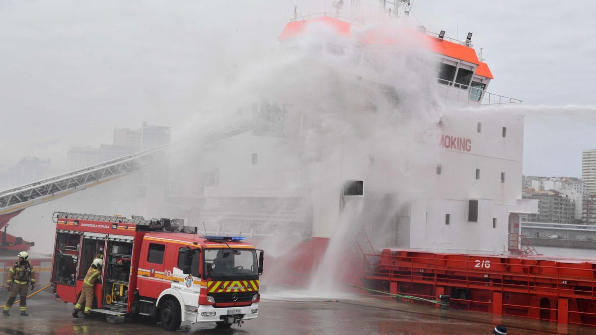 Incendio en un barco en el Puerto de A Coruña