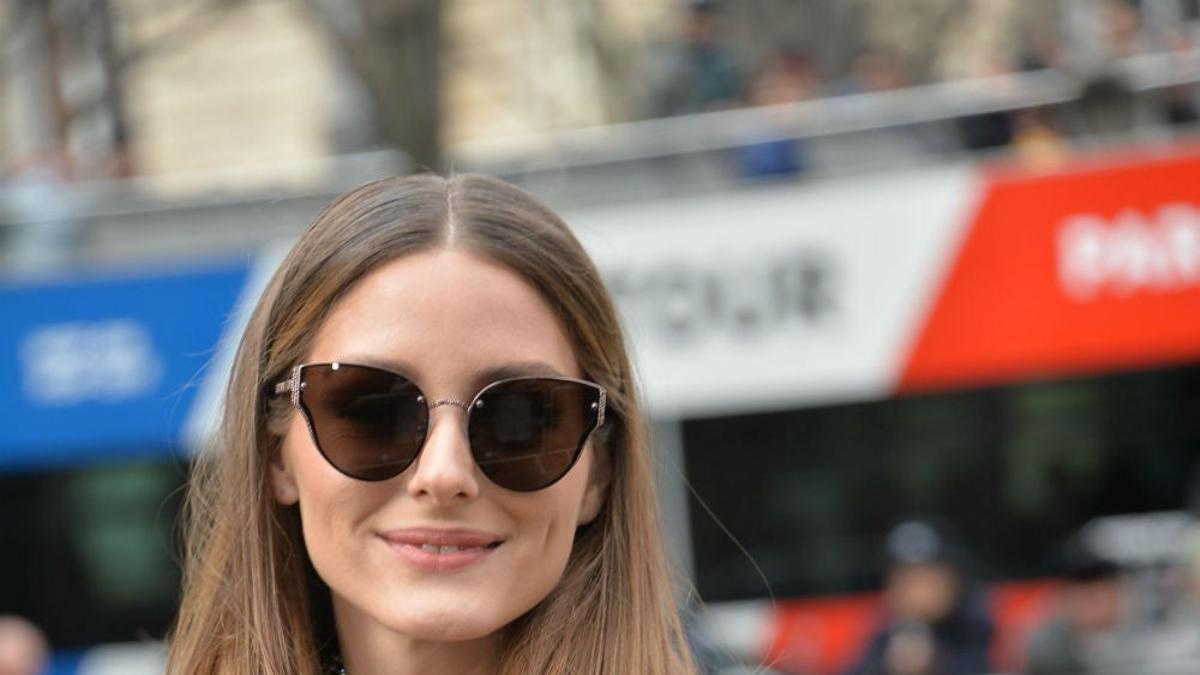 Olivia Palermo con cárdigan naranja de Miu Miu en París