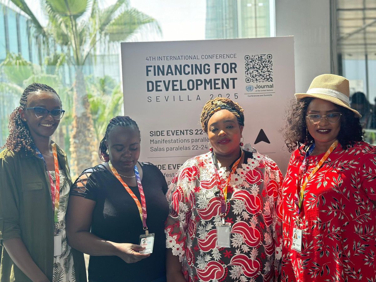 Florence Wairimu, CEO de la Asociación Transbore Cattle Farming junto a su equipo en la cumbre de la ONU en Sevilla.
