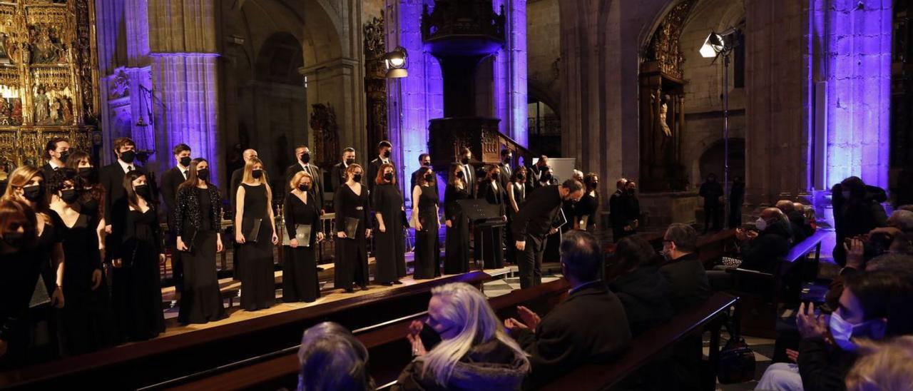 A la izquierda, el coro durante su actuación; a la derecha, público asistente, ayer, al concierto en la Catedral. | Luisma Murias