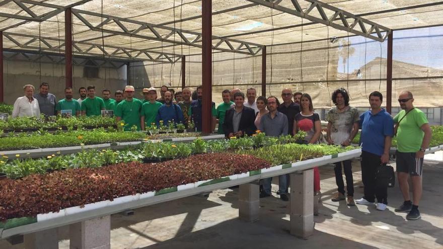 Foto de familia de usuarios y políticos en el vivero situado en el camí de Son Talent.