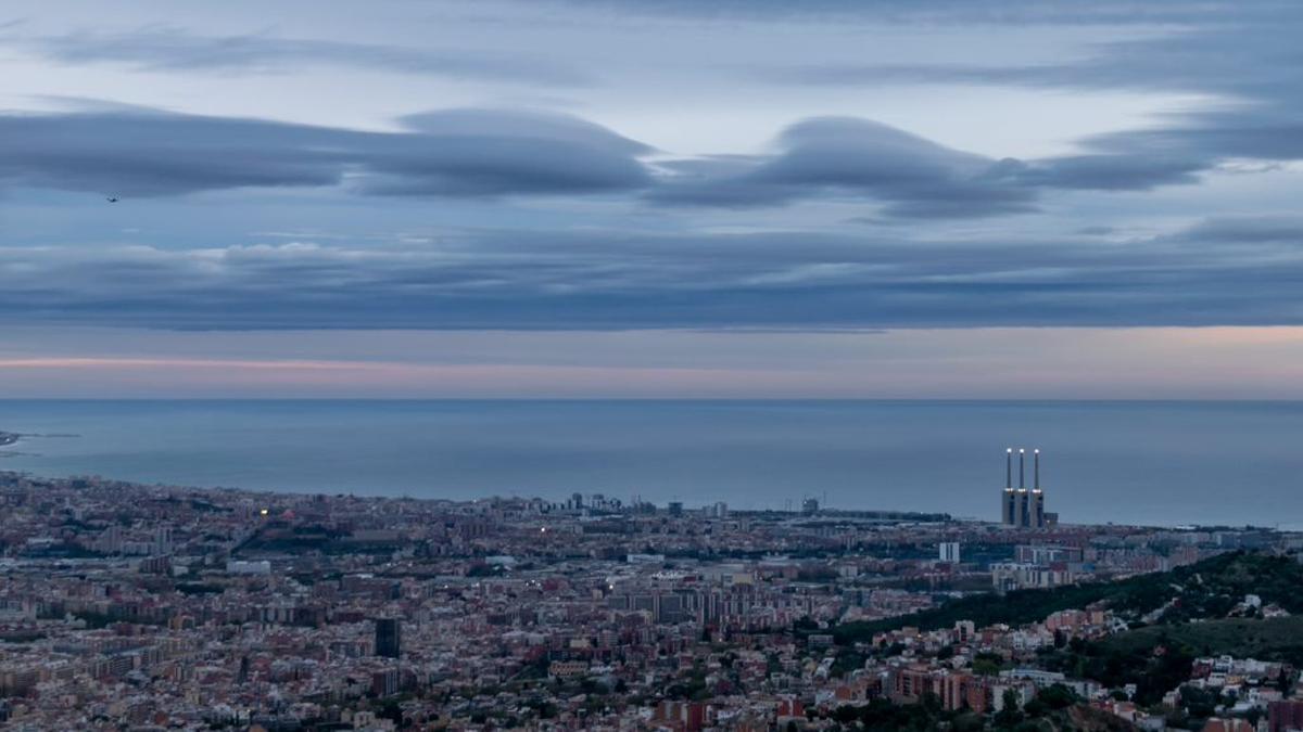Nubes lenticulares sobre el área de Barcelona.