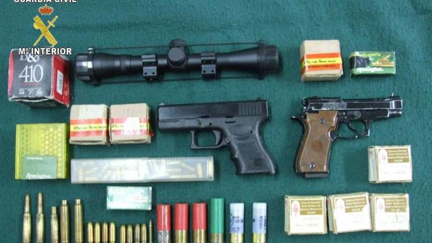 Munición y armas incautadas por la Guardia Civil en la casa del detenido en Cruces. // OPC de Pontevedra