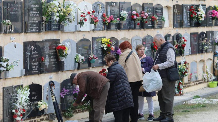 Zaragoza cumple con la tradición de Todos los Santos en el cementerio