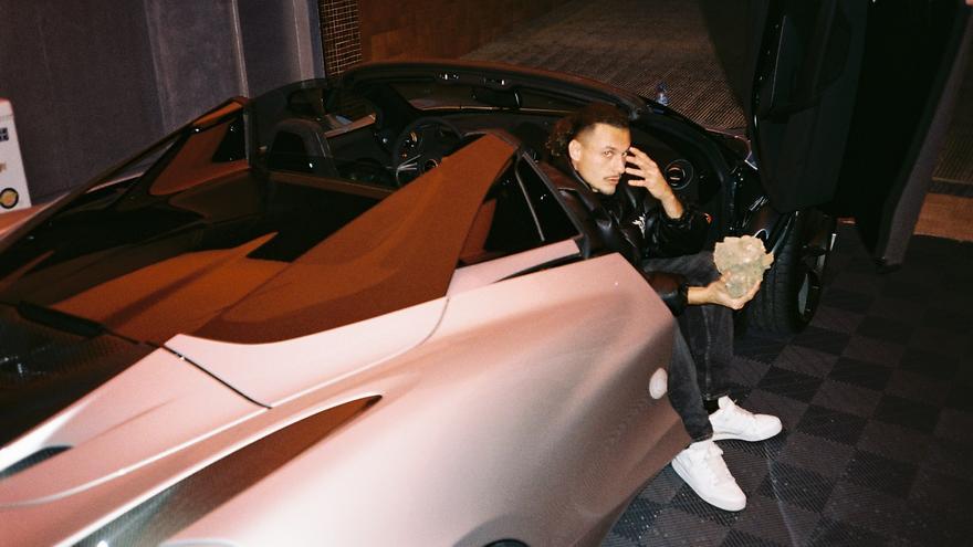Giannis A juega con las contradicciones y lo desconocido en &#039;Naemi&#039;, una crónica urbana a través de cinco canciones